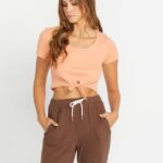 camisa de manga corta con lazo en la parte delantera de living in lounge arcilla Z44ZX827 ropa mujer