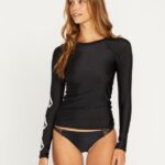 Rashguard de manga larga con 50 UPF de Simply Core negro Z44ZX1105 ropa mujer